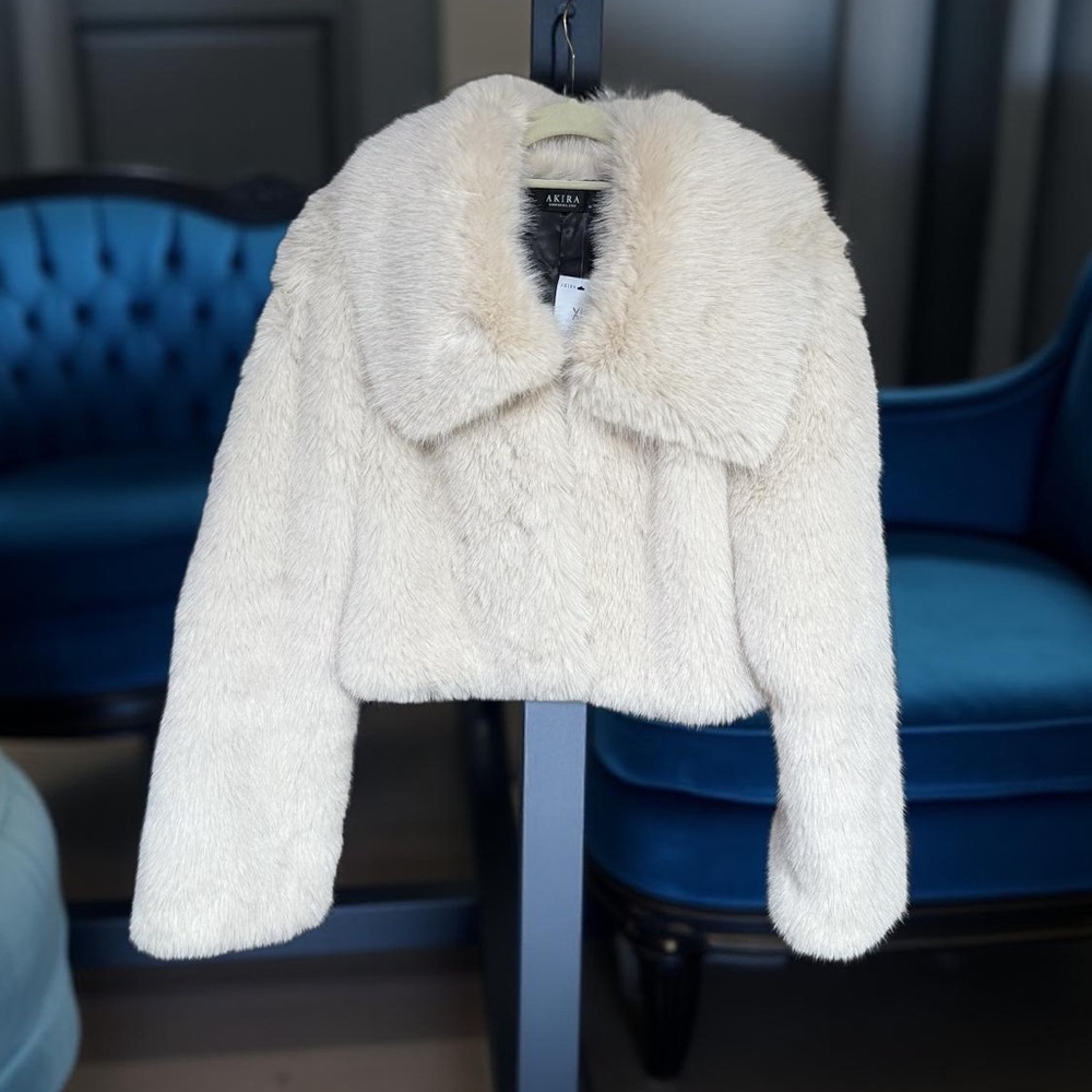 AKIRA NWT Stunning Cream Faux Fur Collared Cropped Lined Teddy Jacket (0723) - Picture 1 of 13
